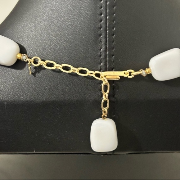 Trifari acrylic and gold tone necklace choker - Picture 2 of 6